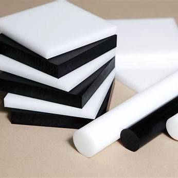 divers composants en plastique utilisés dans l'industrie pour leurs propriétés mécaniques et leur polyvalence