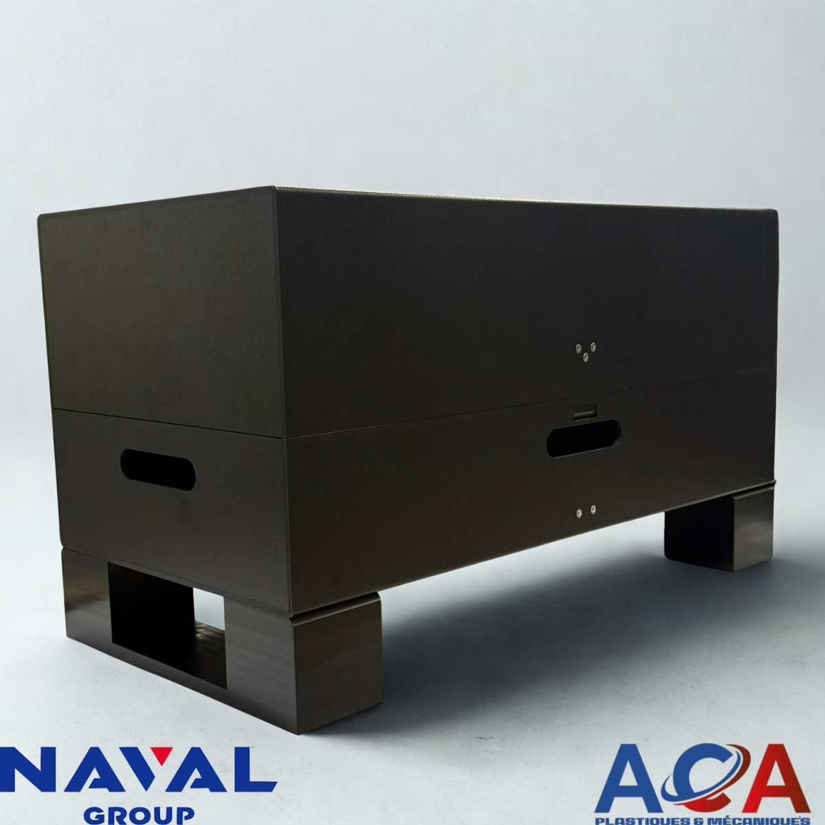 pièce cylindrique industrielle intégrée dans support plastique sur mesure fabrication toulon aca plastiques naval group