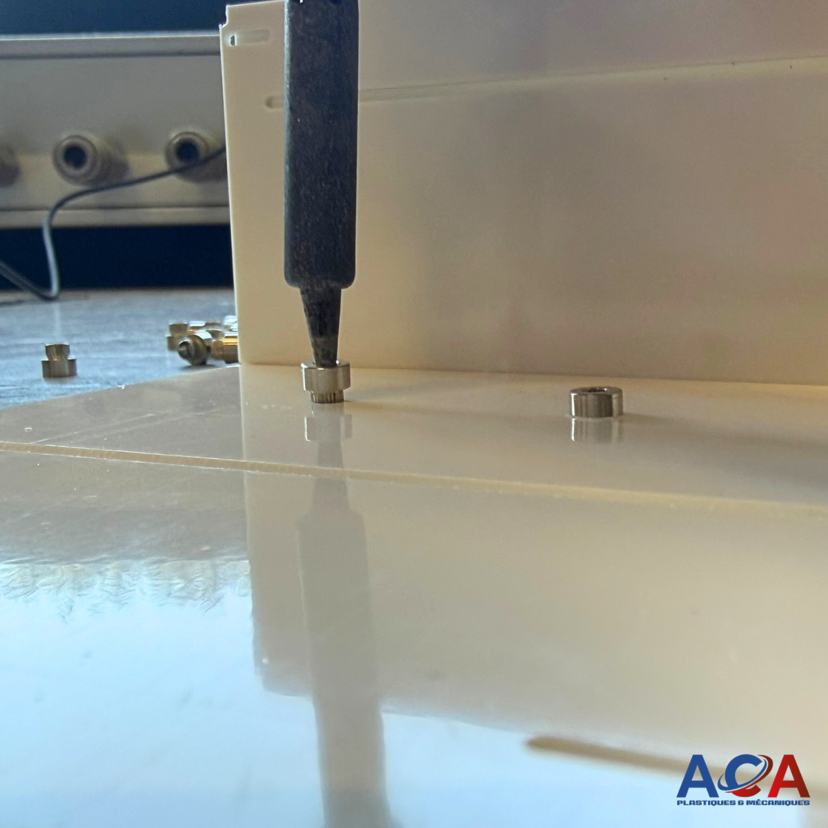 insertion d’insert métallique dans pièce plastique usinée à bordeaux pose manuelle en atelier
