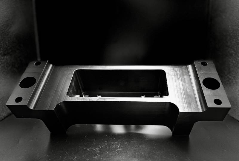 pièce technique en pom-c usinée sur mesure avec cavité et perçages