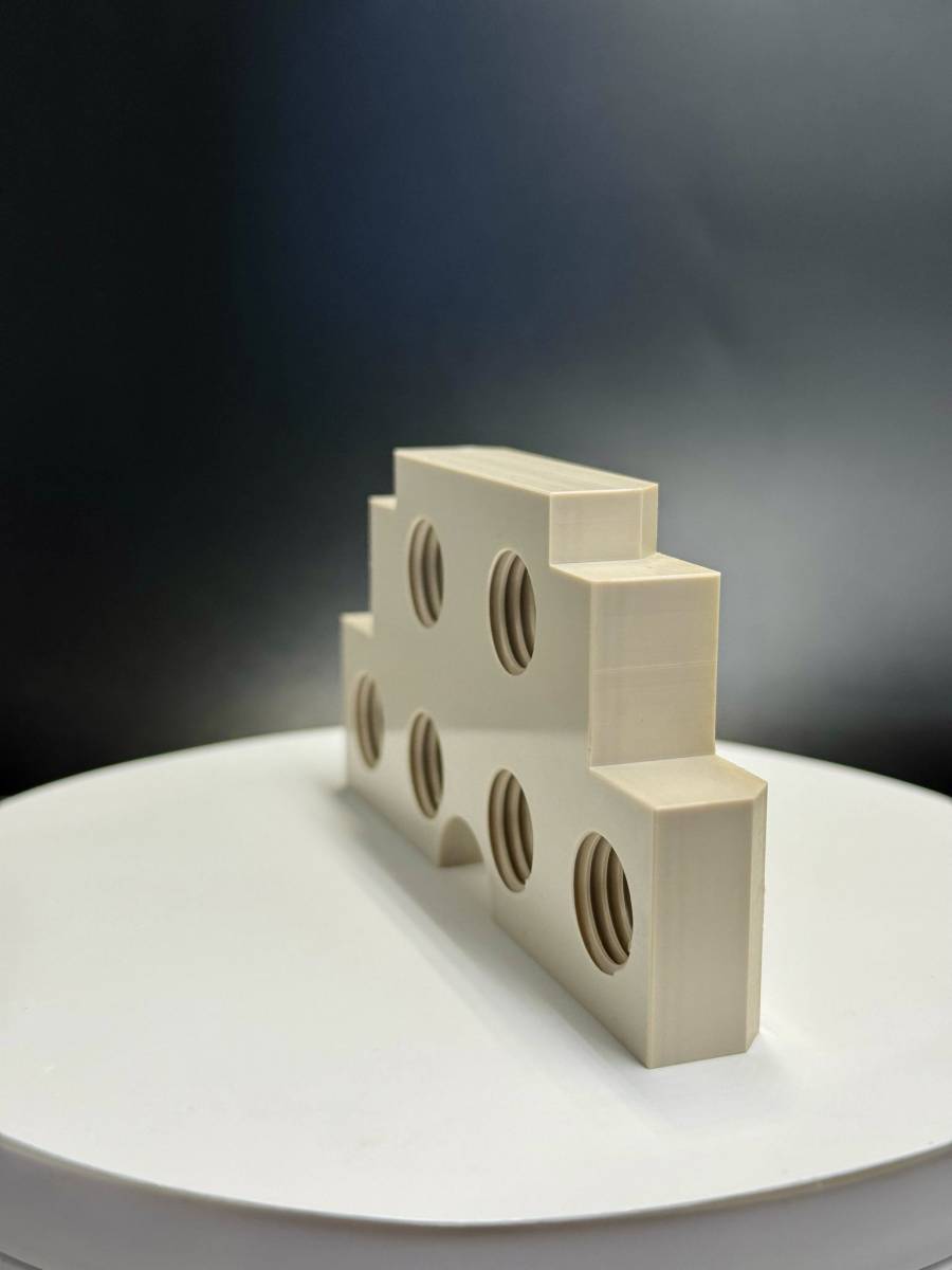 pièce en peek usinée avec perçages filetés de précision