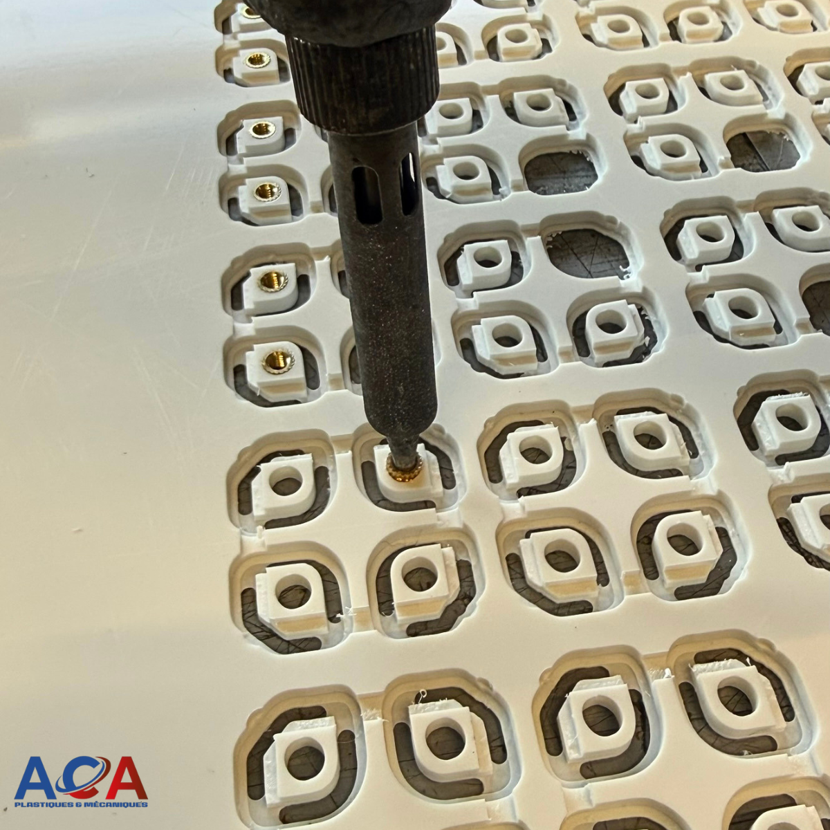 pose d’inserts filetés dans pièce plastique usinée à toulouse fabrication industrielle sur mesure