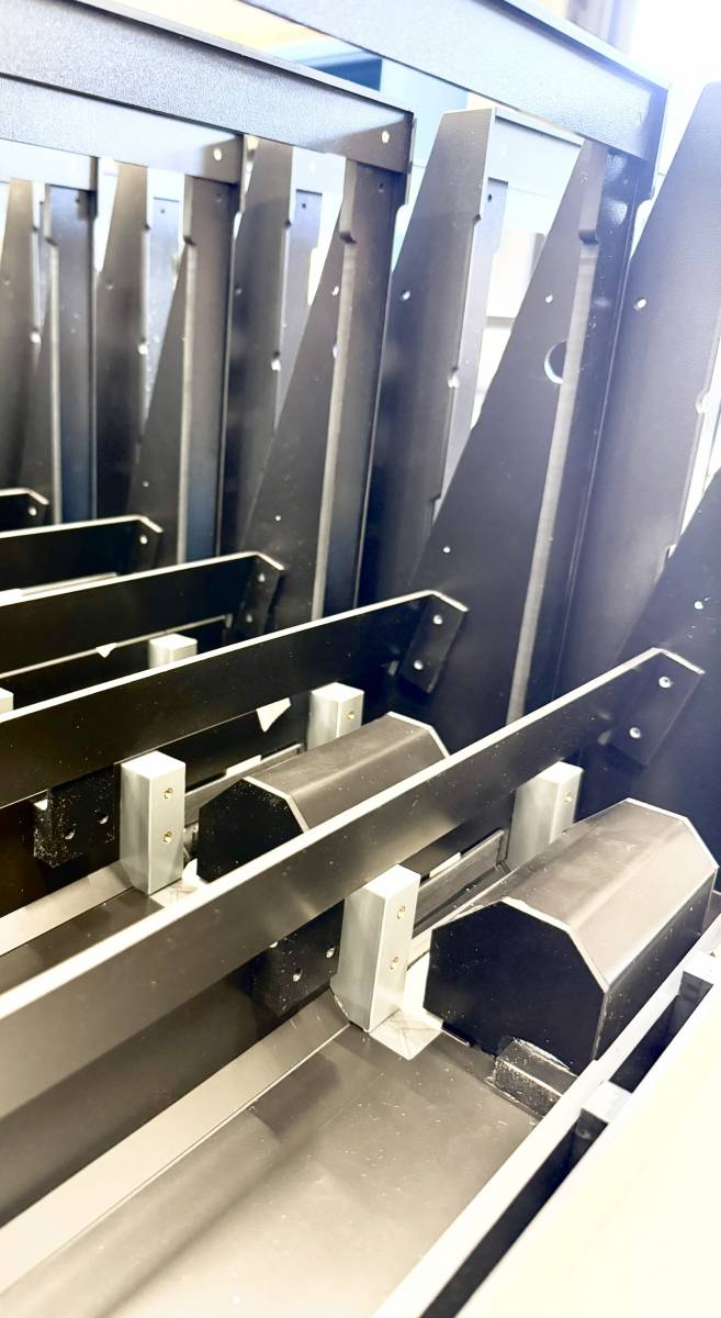 structures en tôlerie plastique noire assemblées en série à Lyon