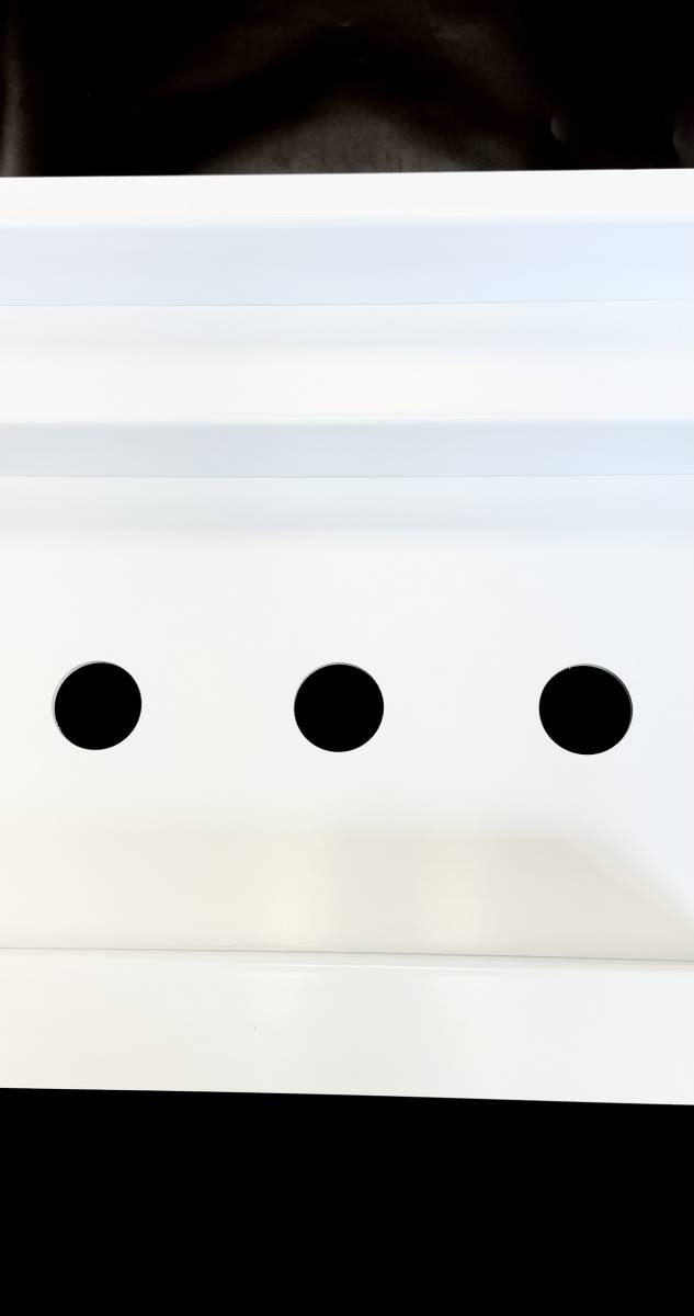 pièce en pvc rigide blanc avec trois découpes circulaires réalisée en tôlerie plastique