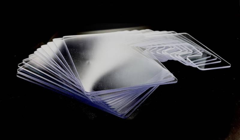 série de plaques en polycarbonate transparent empilées
