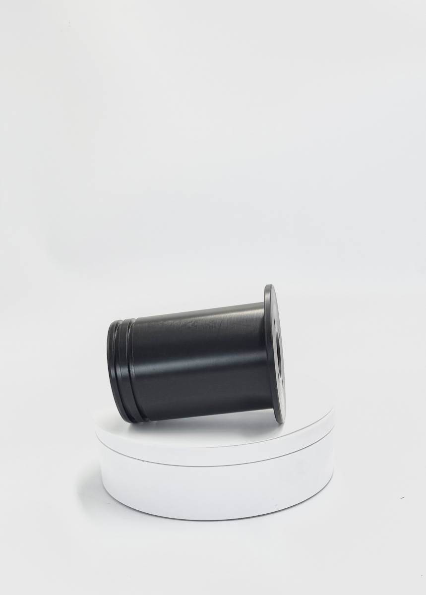 pièce cylindrique noire en plastique avec perçage central