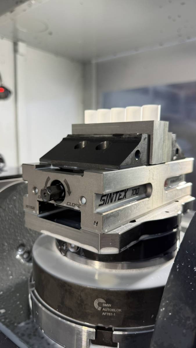 usinage plastique peek sur centre haas 5 axes dans l'atelier aca plastiques & mécaniques