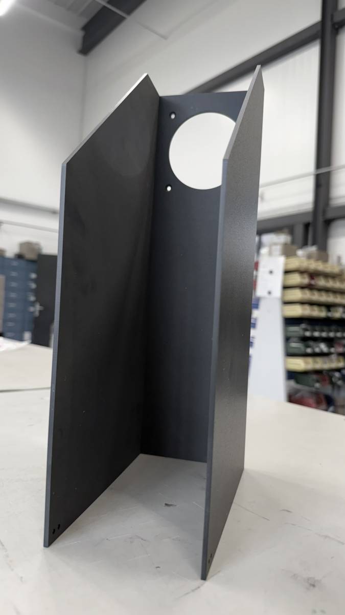 pièce de tôlerie plastique noire pliée et collée réalisée à bordeaux