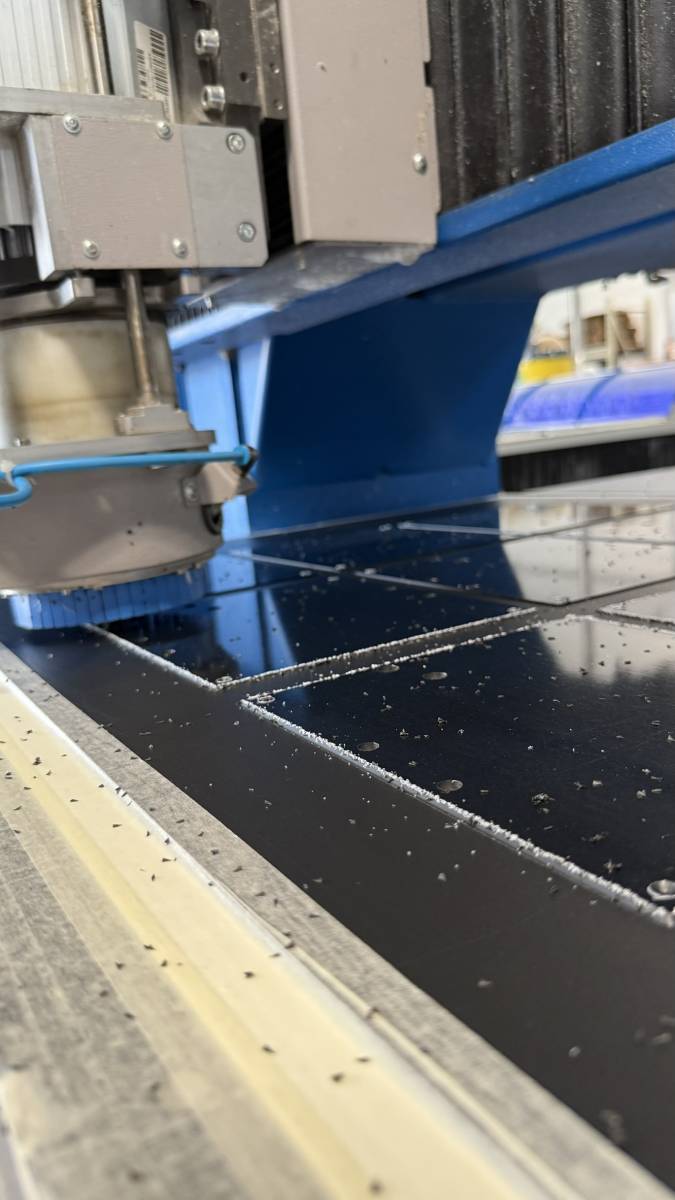 détail d’une fraiseuse réalisant une découpe plastique de précision dans l’atelier aca plastiques à signes