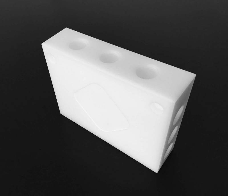 Usinage PEHD Toulon : conception d'un bloc foré sur mesure pour application IoT