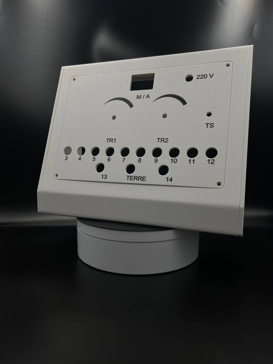 Fabrication d'une face avant pour le secteur du nucléaire à Toulouse : découvrez la tôlerie plastique !