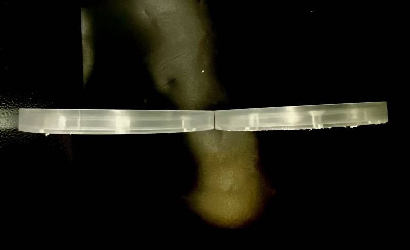 support LED en PMMA transparent fabriqué sur mesure en série, vue de profil