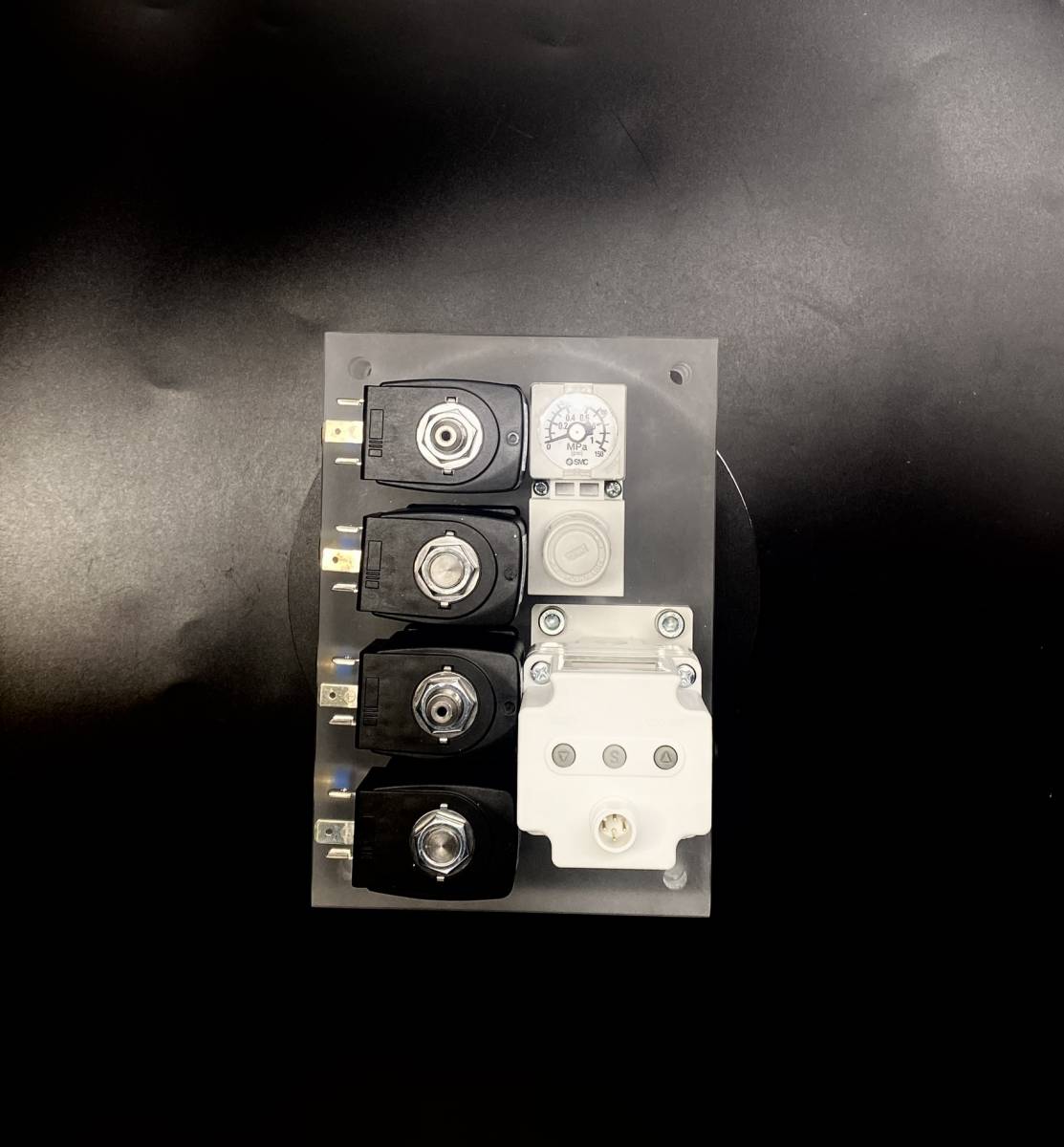 vue de dessus d’un manifold pneumatique gravé montrant les connexions et les composants techniques