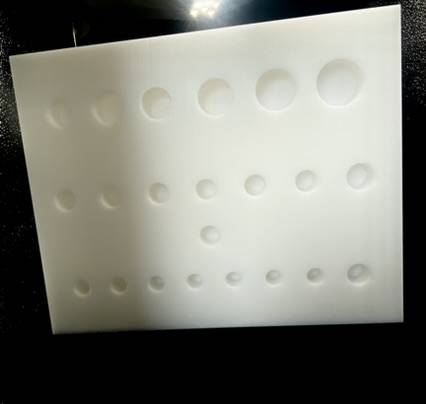 vue globale d'une pièce en PEHD réalisée sur mesure, mettant en valeur la qualité d’usinage plastique pour des applications aéronautiques.