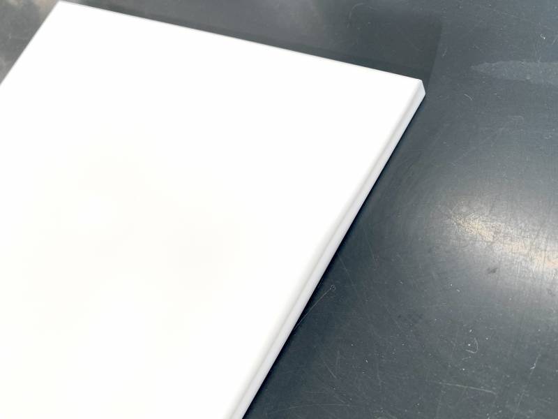 planche en polycarbonate avec finitions précises, réalisée sur mesure pour des applications alimentaires par ACA Plastiques à Lyon