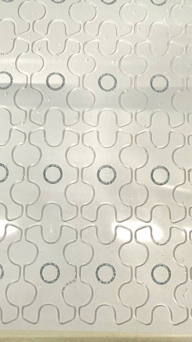 vue détaillée de la surface d’une pièce en plastique usinée, mettant en évidence la finesse et la régularité des découpes obtenues grâce à la technologie avancée de la machine MECAPRO NL