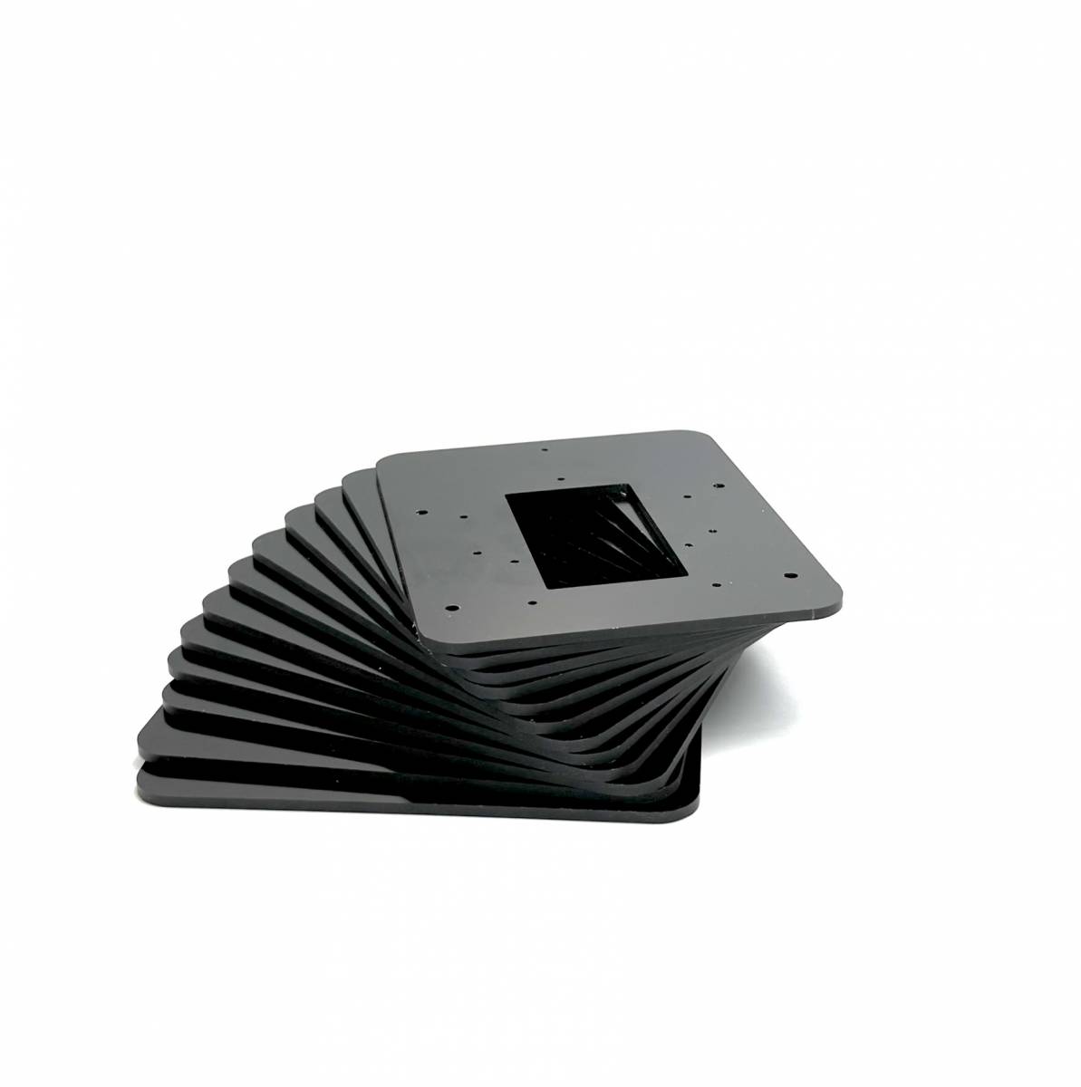 plaques usinées en pvc rigide noir empilées en éventail