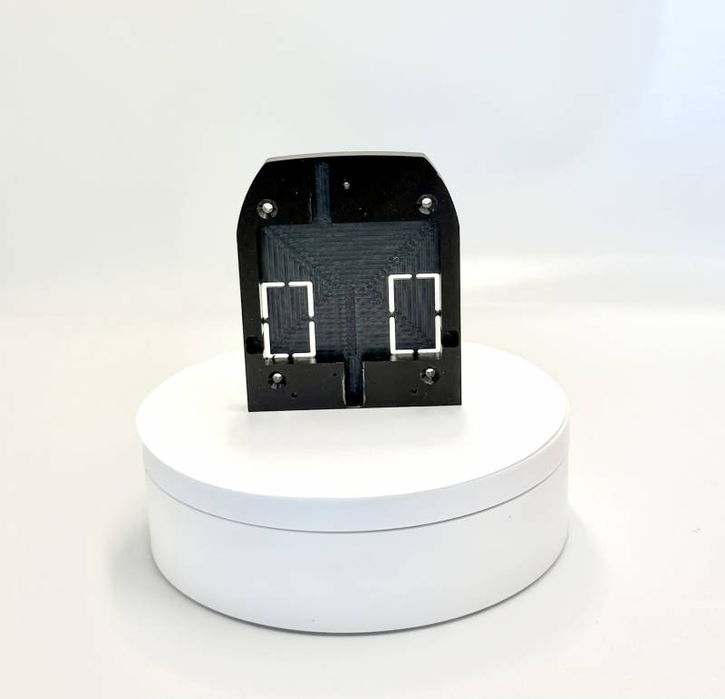 vue frontale d’une pièce usinée en plastique, mettant en avant la précision et le savoir-faire d’aca plastiques & mécaniques