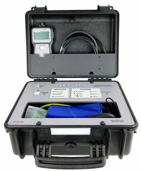 Le plateau d'habillage des commandes de cette malette électronique est réalisé en stratifié compact : imperméalibité et légereté pour cette malette de transport