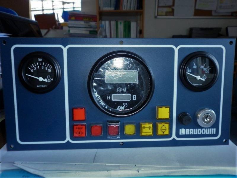 Face avant usinée en plastique pour tableau de bord sur navire à Nice