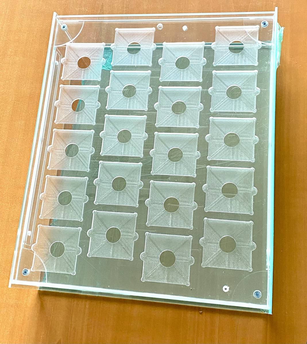 vue détaillée du boîtier en PMMA transparent sans couvercle, fabriqué sur mesure à Marseille par ACA Plastiques & Mécaniques.