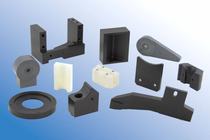 composition de plusieurs pièces usinées en plastique