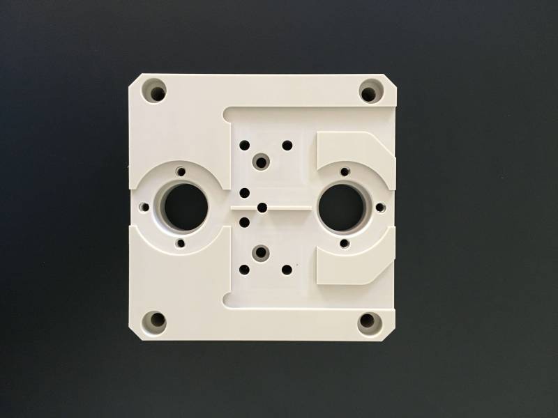 Usinage de pièces mécaniques sur mesure en PEEK
