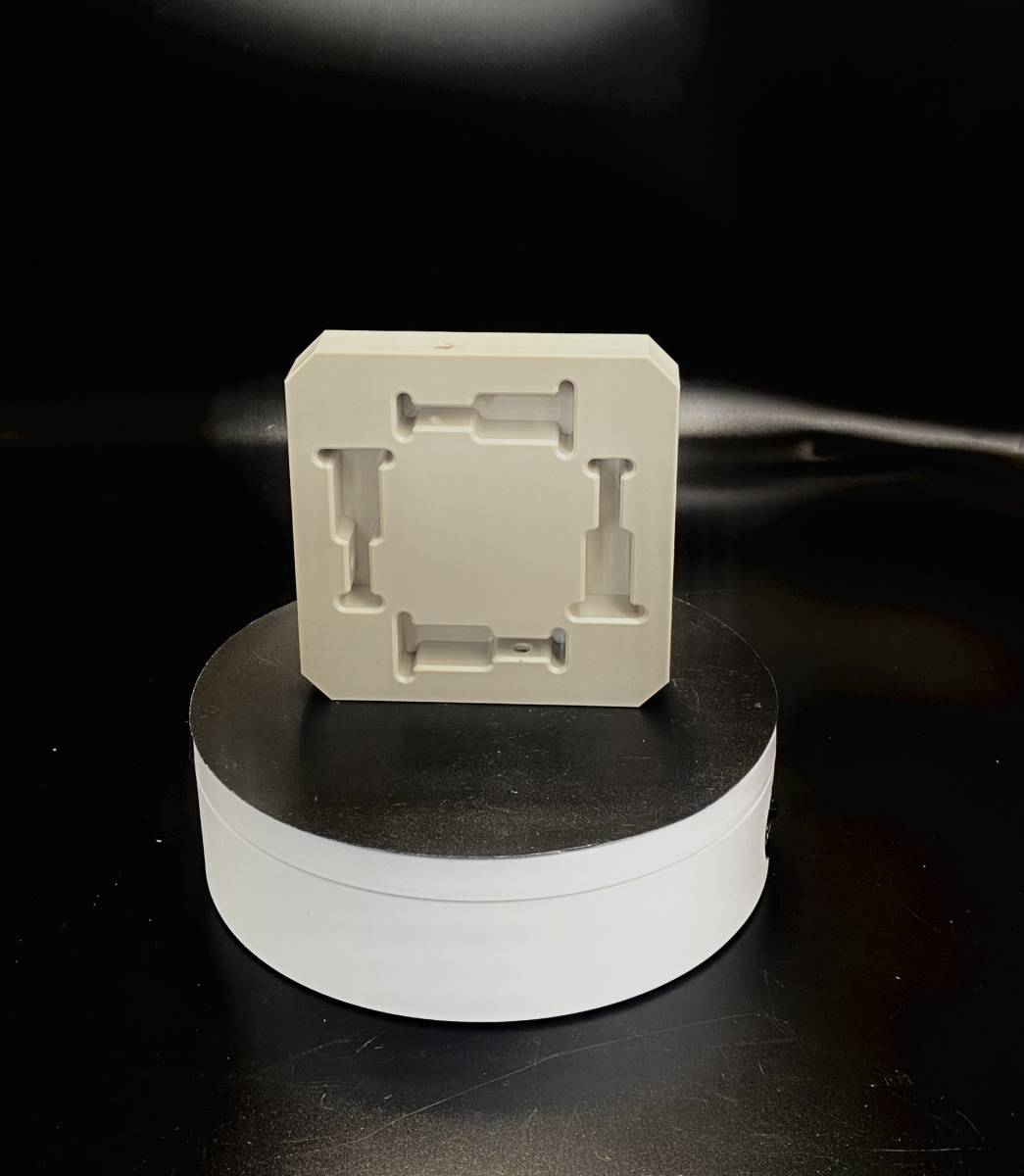 vue détaillée d’une pièce usinée en PEEK, illustrant les tolérances précises obtenues dans les ateliers d’ACA Plastiques à Signes