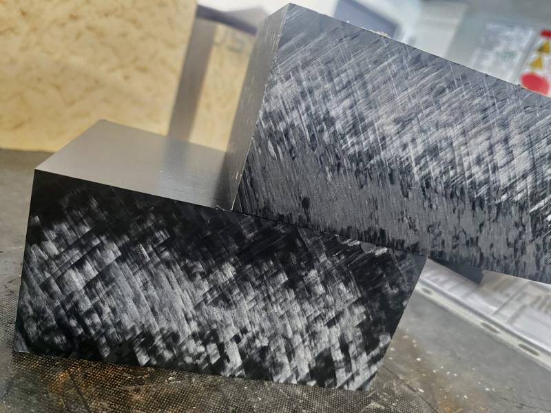 blocs de POM-C bruts prêts pour l'usinage, présentant une surface lisse et une structure homogène idéale pour des applications industrielles de précision.