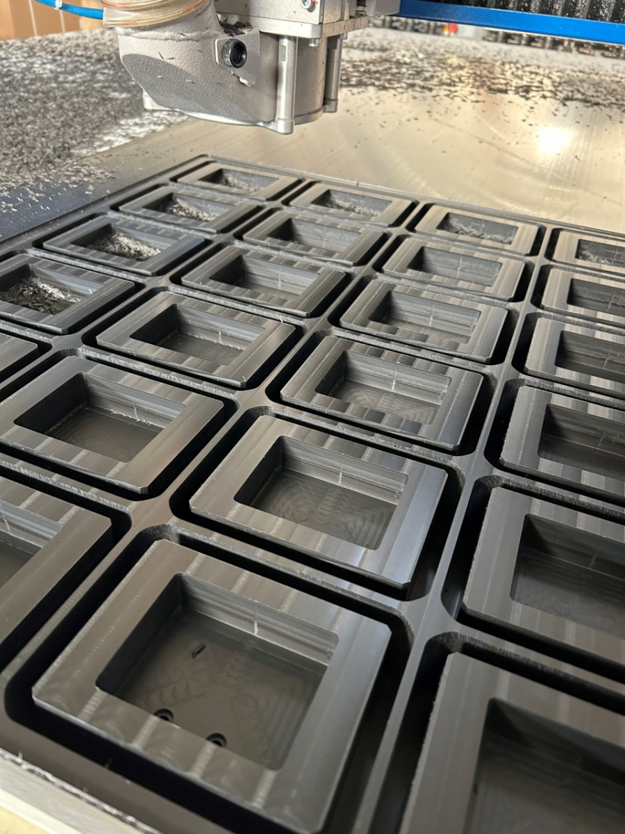 Création de capots plastiques sur mesure en POM-C